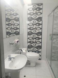 ein weißes Badezimmer mit Toilette und Waschbecken in der Unterkunft como en tu casa mollendo in Mollendo