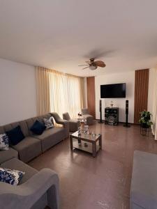 ein Wohnzimmer mit Sofa und Fernseher in der Unterkunft como en tu casa mollendo in Mollendo + 3 Fotos