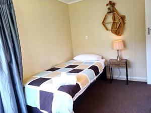 Ένα ή περισσότερα κρεβάτια σε δωμάτιο στο Waitangi Beach Unit B