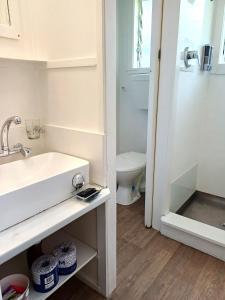 Ένα μπάνιο στο Waitangi Beach Unit B