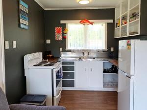 Η κουζίνα ή μικρή κουζίνα στο Waitangi Beach Unit B +7 φωτογραφίες