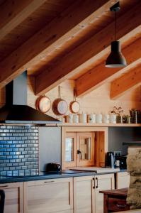 a kitchen with wooden ceilings and wooden counters at Espectacular Chalet de Montaña Pirineos, Burg in Burg