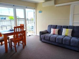 Χώρος καθιστικού στο Waitangi Beach Unit B