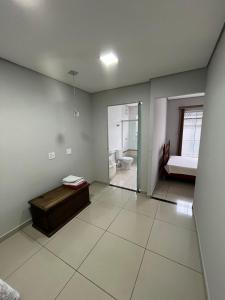 een grote kamer met een badkuip en een toilet erin bij Casa da Vivi in Socorro