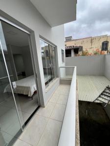 een balkon met een bed bovenop een gebouw bij Casa da Vivi in Socorro