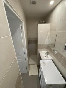 Studio proche de Paris في Valenton: حمام صغير مع حوض ومرحاض