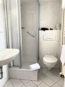 Ένα μπάνιο στο Apartmenthaus am Tegernsee - Studios mit Küchenzeile und mit Bus erreichbar