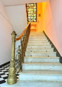 Una escalera en un edificio con una vidriera. en Arts Hotel by Square, en Tiflis