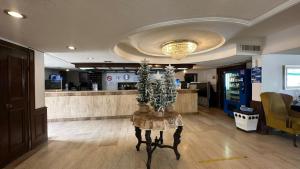 um lobby com uma mesa com flores em Hotel Virrey em Reynosa