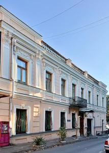 Un gran edificio blanco al costado de una calle. en Arts Hotel by Square, en Tiflis