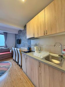 Kuchyň nebo kuchyňský kout v ubytování Hotel Mujen Lux Tutic - Free Spa & Wellness