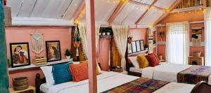 Postel nebo postele na pokoji v ubytování Gypsy Hideout