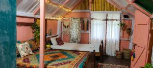 Postel nebo postele na pokoji v ubytování Gypsy Hideout