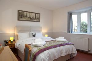 Un pat sau paturi într-o cameră la Little Silver Country Hotel +3 fotografii