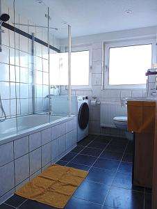 DANESSI-Familie,Business,nahe Koblenz,6 Personen,Saniert,direkte Anbindung Industriegebiet,TV Kingsize Boxspringbett في مولهايم-كيرليش: حمام مع حوض استحمام ومرحاض ومغسلة