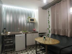 Η κουζίνα ή μικρή κουζίνα στο "El Rincón de Sevilla IV" A 9 min en metro del centro de Sevilla