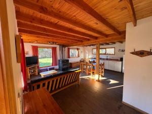 een grote kamer met een keuken en een eetkamer bij Casa Mallin Azul in El Bolsón