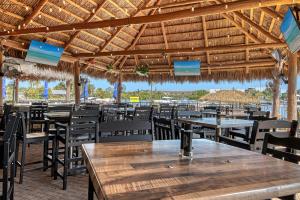 Un restaurant u otro lugar para comer en All-New, Ground-Floor, Huge Pool, Tiki Bar & Grill