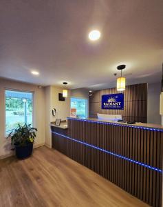 Ο χώρος του λόμπι ή της ρεσεψιόν στο Radiant Inn and Suites