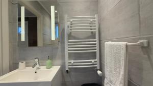 Ένα μπάνιο στο Centrally located townhouse in quiet surroundings +23 φωτογραφίες