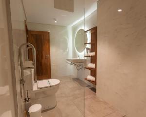 Et badeværelse på Casa dos Romeiros + 49 billeder