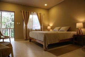 En eller flere senge i et værelse på Tekana Retreat