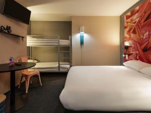 图卢兹Ibis Styles Toulouse Centre Canal du Midi的客房配有1张床和1张双层床。 更多95张照片