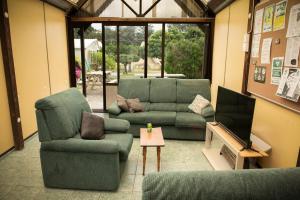 Un televizor și/sau centru de divertisment la Rangiora Eco Holiday Park