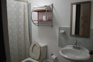 Casa Familiar, Independiente y amplia في Hércules: حمام مع مرحاض ومغسلة ومرآة +61 صورة