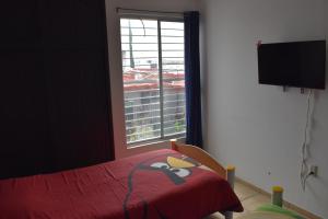 Casa Familiar, Independiente y amplia في Hércules: غرفة نوم بها سرير ونافذة