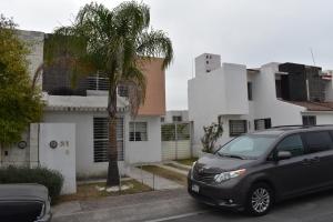 Casa Familiar, Independiente y amplia في Hércules: سيارة متوقفة أمام منزل فيه نخلة