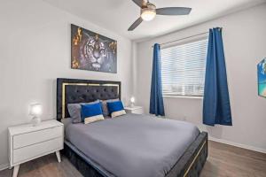 Postel nebo postele na pokoji v ubytování Cozy 3 BR Apartment | Near Disney