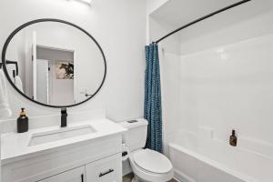 Koupelna v ubytování Cozy 3 BR Apartment | Near Disney