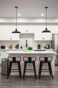 Kuchyň nebo kuchyňský kout v ubytování Cozy 3 BR Apartment | Near Disney