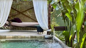 Canaima Chill House في شاطئ سانتا تيريزا: منتجع فيه سرير ومسبح