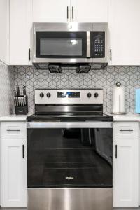 Kuchyň nebo kuchyňský kout v ubytování Cozy 3 BR Apartment | Near Disney + 6 fotografií