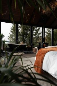 un dormitorio con una cama y una bañera en Noma Cabin, en Măguri
