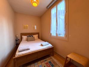 Un dormitorio pequeño con una cama y una ventana. en Le Repaire des Sablons 2 Pers 150m place du marche, en Fontainebleau