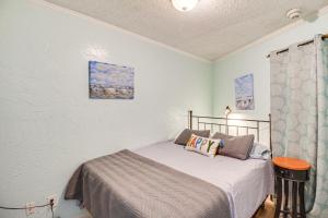 En eller flere senge i et værelse på Steps to Water! Beachfront Corpus Christi Condo + 19 billeder