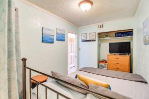 Et tv og/eller underholdning på Steps to Water! Beachfront Corpus Christi Condo