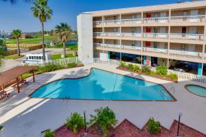 Swimmingpoolen hos eller tæt på Steps to Water! Beachfront Corpus Christi Condo