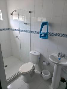 ein Badezimmer mit Toilette, Dusche und Waschbecken in der Unterkunft Apartamento de lujo en el norte de Monteria in Montería + 57 Fotos
