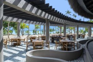 Un restaurante u otro lugar para comer en Zemi Miches Punta Cana All-Inclusive Resort, Curio by Hilton