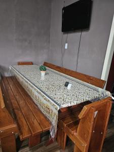 a wooden table with a potted plant on top of it at Recanto do Descanso in São Gabriel
