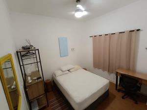 House with Atlantic Forest in the background - Saíra Sete Cores في بيرتيوغا: غرفة نوم بها سرير ومكتب ومرآة