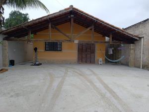 House with Atlantic Forest in the background - Saíra Sete Cores في بيرتيوغا: مبنى أصفر كبير مع مرآب كبير