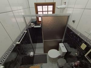 House with Atlantic Forest in the background - Saíra Sete Cores في بيرتيوغا: حمام صغير مع مرحاض ونافذة +28 صورة