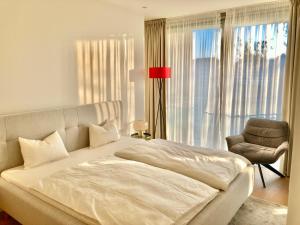 ウィーンにあるVienna's most exclusive VIP Hide away!の大きな白いベッドと椅子のある寝室