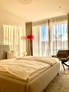 ウィーンにあるVienna's most exclusive VIP Hide away!の大きなベッドと大きな窓のある寝室