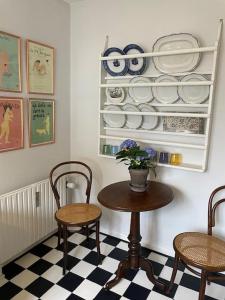 comedor con mesa, sillas y platos en Æblehuset Ved Historisk Gods På Sydsjælland, en Præstø